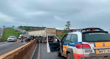Carreta carregada com brita sofre acidente na BR-354 próximo a Patos de Minas Carreta carregada com brita sofre acidente na BR-354 próximo a Patos de Minas