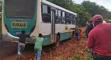 Se não bastasse as chuvas: produtores e moradores da região de Santana de Patos reclamam que desvio prejudicou estrada vacinal Se não bastasse as chuvas: produtores e moradores da região de Santana de Patos reclamam que desvio prejudicou estrada vacinal