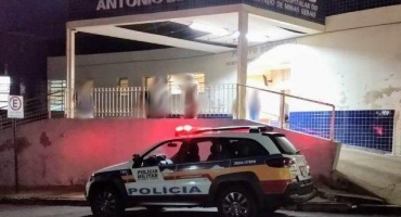 Jovem usuário de drogas apedreja e esfaqueia pessoas no Bairro São José Operário em Patos de Minas Jovem usuário de drogas apedreja e esfaqueia pessoas no Bairro São José Operário em Patos de Minas