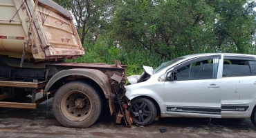 Condutor inabilitado bate carro em traseira de carreta na MG-410 e três ocupantes do veículo ficam feridos Condutor inabilitado bate carro em traseira de carreta na MG-410 e três ocupantes do veículo ficam feridos