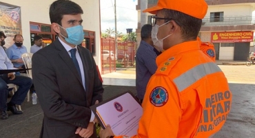 Ministério Público recebe homenagem após entrega de equipamentos ao Corpo de Bombeiros de Unaí e Patos de Minas Ministério Público recebe homenagem após entrega de equipamentos ao Corpo de Bombeiros de Unaí e Patos de Minas