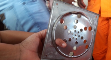 Menino de 3 anos coloca dedo polegar dentro do ralo do banheiro e pais pedem ajuda ao Corpo de Bombeiros Menino de 3 anos coloca dedo polegar dentro do ralo do banheiro e pais pedem ajuda ao Corpo de Bombeiros