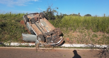 Motorista de 21 anos cochila e capota veículo na BR-354 no município de Patos de Minas Motorista de 21 anos cochila e capota veículo na BR-354 no município de Patos de Minas