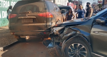 Após fazer exames em hospital de Patos de Minas; motorista passa mal e bate veículos em dois carros Após fazer exames em hospital de Patos de Minas; motorista passa mal e bate veículos em dois carros