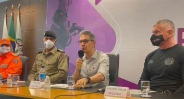Pressionado por policiais, Zema realiza coletiva sobre reajuste salarial Pressionado por policiais, Zema realiza coletiva sobre reajuste salarial