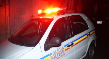 Atirador dispara várias vezes contra residência em Carmo do Paraíba Atirador dispara várias vezes contra residência em Carmo do Paraíba