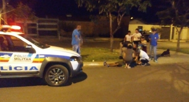 Homem tenta atravessar rua correndo e acaba atropelado por automóvel em Patos de Minas Homem tenta atravessar rua correndo e acaba atropelado por automóvel em Patos de Minas