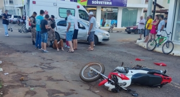 Motociclista inabilitado avança sinal vermelho e colide contra veículo em cruzamento na cidade de Carmo do Paranaíba Motociclista inabilitado avança sinal vermelho e colide contra veículo em cruzamento na cidade de Carmo do Paranaíba