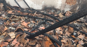 Casa usada como depósito de peças em Patos de Minas é destruída por incêndio Casa usada como depósito de peças em Patos de Minas é destruída por incêndio