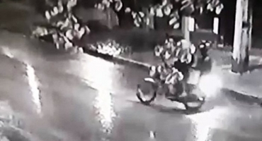 Motocicleta que estava com grávida na garupa é atropelada por veículo conduzido por jovem embriagado Motocicleta que estava com grávida na garupa é atropelada por veículo conduzido por jovem embriagado