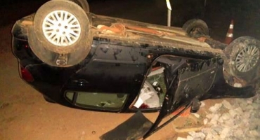 Desatenção: motorista capota carro na MGC-354 após colidir contra Desatenção: motorista capota carro na MGC-354 após colidir contra
