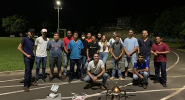 Alunos de Agricultura de Precisão participam de aula prática sobre o uso de drones no controle biológico de lavouras Alunos de Agricultura de Precisão participam de aula prática sobre o uso de drones no controle biológico de lavouras