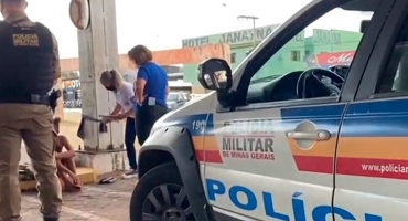 Mesmo com ajuda da prefeitura e da PM de Patos de Minas algumas pessoas se recusam a sair das ruas Mesmo com ajuda da prefeitura e da PM de Patos de Minas algumas pessoas se recusam a sair das ruas