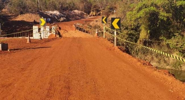 DER-MG retoma obras na ponte sobre Rio Dourados, em Coromandel DER-MG retoma obras na ponte sobre Rio Dourados, em Coromandel
