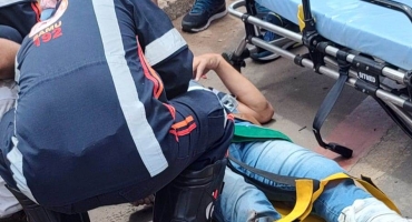 Motocicleta é destruída por caminhão em acidente que condutor fica ferido Motocicleta é destruída por caminhão em acidente que condutor fica ferido