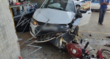 Motorista de 69 anos fica ferida após perder controle direcional e atingir motocicleta e loja em Patos de Minas Motorista de 69 anos fica ferida após perder controle direcional e atingir motocicleta e loja em Patos de Minas