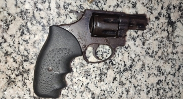 Homem de 39 anos é detido com arma de fogo na cidade de Presidente Olegário Homem de 39 anos é detido com arma de fogo na cidade de Presidente Olegário