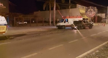 Motorista embriagado bate carro na traseira de viatura policial na Avenida JK em Patos de Minas Motorista embriagado bate carro na traseira de viatura policial na Avenida JK em Patos de Minas