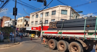 Motorista venezuelano orientado por GPS erra trajeto colide carreta sistema de semáforo no centro de Patos de Minas Motorista venezuelano orientado por GPS erra trajeto colide carreta sistema de semáforo no centro de Patos de Minas
