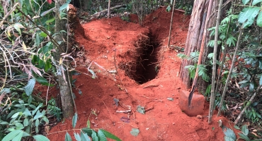 Corpo de jovem é encontrado enterrado na zona rural de Patos de Minas com mãos e pés amarrados Corpo de jovem é encontrado enterrado na zona rural de Patos de Minas com mãos e pés amarrados