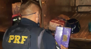 PRF de Patos de Minas prende passageiro de 21 anos transportando maconha em ônibus de turismo PRF de Patos de Minas prende passageiro de 21 anos transportando maconha em ônibus de turismo