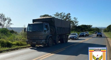Três veículos se envolvem em acidente na MGC-354 em Presidente Olegário Três veículos se envolvem em acidente na MGC-354 em Presidente Olegário