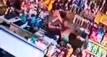 Ladrões agridem proprietária de supermercado durante assalto em Lagoa Formosa; veja Vídeo Ladrões agridem proprietária de supermercado durante assalto em Lagoa Formosa; veja Vídeo