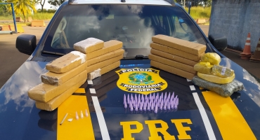 Mãe que viajava com filhos é presa com drogas pela PRF de Patos de Minas Mãe que viajava com filhos é presa com drogas pela PRF de Patos de Minas