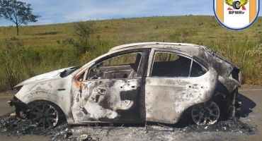 Automóvel sofre pane mecânica e pega fogo na MG-230 em Rio Paranaíba Automóvel sofre pane mecânica e pega fogo na MG-230 em Rio Paranaíba