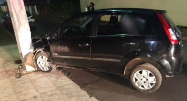 Motorista se distrai ao beijar namorado com veículo em movimento e atinge poste de iluminação pública Motorista se distrai ao beijar namorado com veículo em movimento e atinge poste de iluminação pública
