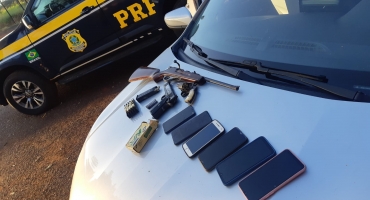 Um assaltante morre após cometer roubo contra passageiros de ônibus na BR-365 e trocar tiros com policiais Um assaltante morre após cometer roubo contra passageiros de ônibus na BR-365 e trocar tiros com policiais