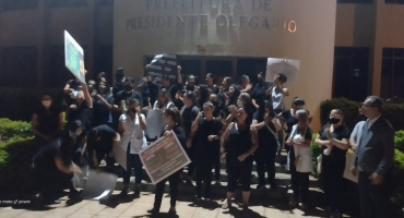 Professores da rede municipal de Presidente Olegário fazem manifestação em frente à Prefeitura