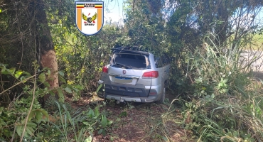 Motorista sai da pista e colide contra árvore no MG-410 no município de Presidente Olegário Motorista sai da pista e colide contra árvore no MG-410 no município de Presidente Olegário