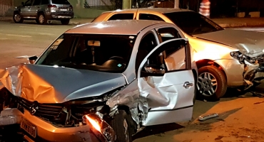 Colisão em cruzamento na cidade de Carmo do Paranaíba deixa veículos danificas Colisão em cruzamento na cidade de Carmo do Paranaíba deixa veículos danificas