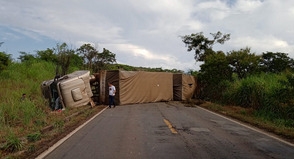 Acidente com carreta que derrapou e deu Acidente com carreta que derrapou e deu