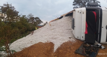 Bitrem tomba no desvio da MGC-354 em Presidente Olegário e motorista sofre ferimentos Bitrem tomba no desvio da MGC-354 em Presidente Olegário e motorista sofre ferimentos