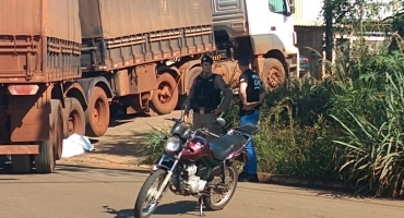 Jovem de 19 anos morre após colidir motocicleta contra carreta na BR-365 em Patos de Minas Jovem de 19 anos morre após colidir motocicleta contra carreta na BR-365 em Patos de Minas