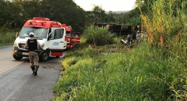 Motorista perde o controle da direção e capota caminhão na BR-354 entre Lagoa Formosa e Patos de Minas Motorista perde o controle da direção e capota caminhão na BR-354 entre Lagoa Formosa e Patos de Minas