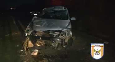 Motorista tomba veículo ao tentar desviar de buraco na BR-146 em Serra do Salitre Motorista tomba veículo ao tentar desviar de buraco na BR-146 em Serra do Salitre