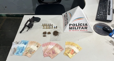 Suspeitos de tráfico de drogas em festa no município de São Gotardo são flagrados com arma e munições Suspeitos de tráfico de drogas em festa no município de São Gotardo são flagrados com arma e munições