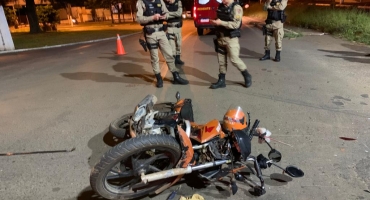 Veículo provoca acidente em Patos de Minas e motorista foge sem prestar socorro às vítimas Veículo provoca acidente em Patos de Minas e motorista foge sem prestar socorro às vítimas
