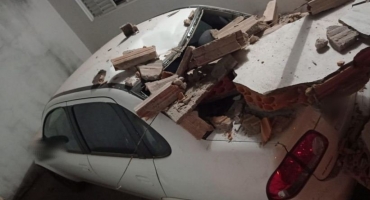 Caminhão desgovernado destrói muro de garagem, entra em residência e danifica automóvel em Patos de Minas Caminhão desgovernado destrói muro de garagem, entra em residência e danifica automóvel em Patos de Minas