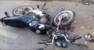 Condutora inabilitada colide motocicleta contra veículo estacionado em Patos de Minas. Condutora inabilitada colide motocicleta contra veículo estacionado em Patos de Minas.