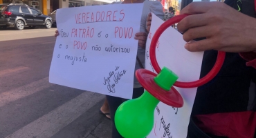 Patenses coletam assinaturas contra o reajuste dos vereadores Patenses coletam assinaturas contra o reajuste dos vereadores