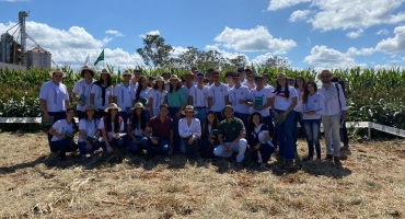 Alunos da Escola Estadual Nossa Senhora da Piedade de Lagoa Formosa visitam Dia de Campo Alunos da Escola Estadual Nossa Senhora da Piedade de Lagoa Formosa visitam Dia de Campo