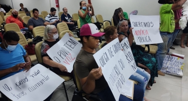 Contra o reajuste: manifestantes entram no plenário da Câmara Municipal em Patos de Minas e protestam Contra o reajuste: manifestantes entram no plenário da Câmara Municipal em Patos de Minas e protestam