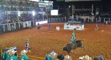 Abertura do rodeio profissional da Festa do Feijão levanta o público no Parque de Exposições de Lagoa Formosa