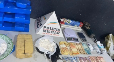 Polícia Militar de Patos de Minas apreende mais de 13 quilos de drogas no Bairro Nossa Senhora Aparecida Polícia Militar de Patos de Minas apreende mais de 13 quilos de drogas no Bairro Nossa Senhora Aparecida