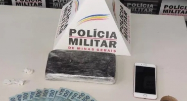 Polícia Militar e PRF apreendem mais de 1 quilo de cocaína pura em fundo falso de automóvel Polícia Militar e PRF apreendem mais de 1 quilo de cocaína pura em fundo falso de automóvel