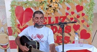 Adilson Batista “Rodovias” canta em homenagem ao dia das mães em Lagoa Formosa Adilson Batista “Rodovias” canta em homenagem ao dia das mães em Lagoa Formosa